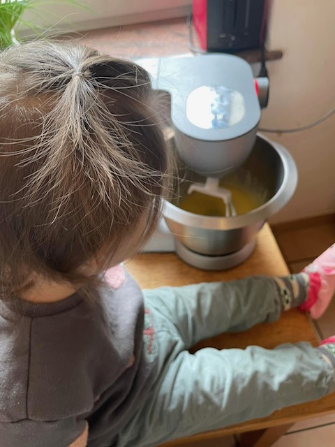 Alltagsszene mit Kindern in der Kindertagespflege